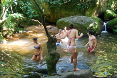 Banho-em-poco-durante-a-caminhada