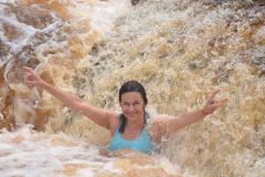 Banho-em-piscinas-naturais-e-cachoeiras-no-Caldeiroes-de-Serrano