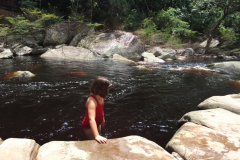 Banho-em-piscinas-naturais-na-Cachoeira-do-Mosquito-momentos-de-lazer