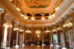 Luxuosa-galeria-no-interior-do-Teatro-Amazonas