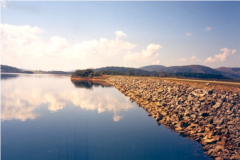 Lago-formado-a-montante-da-barragem