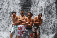 Banho-de-cachoeira-na-regiao