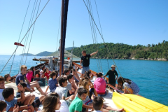 Uso-de-escunas-com-fretamento-exclusivo-estudos-e-lazer-a-bordo
