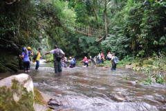 Travessia-de-rios-vivencia-e-aventura-mas-sempre-com-muita-seguranca