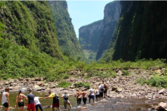 Lazer-aventura-e-estudos-e-nas-caminhadas-por-vales-e-rios-da-regiao